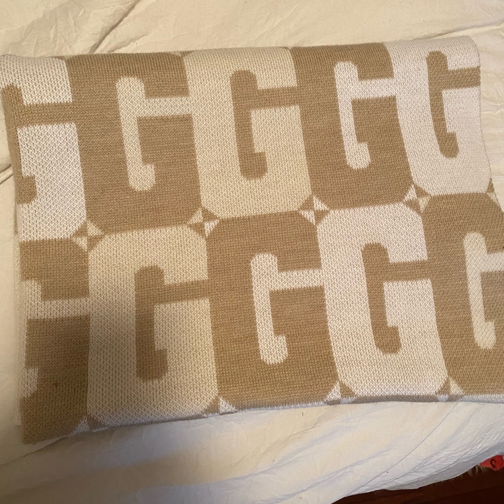baublebar “G” throw